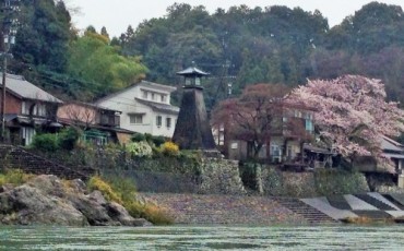Kawaminato lighthouse along the Nagara River