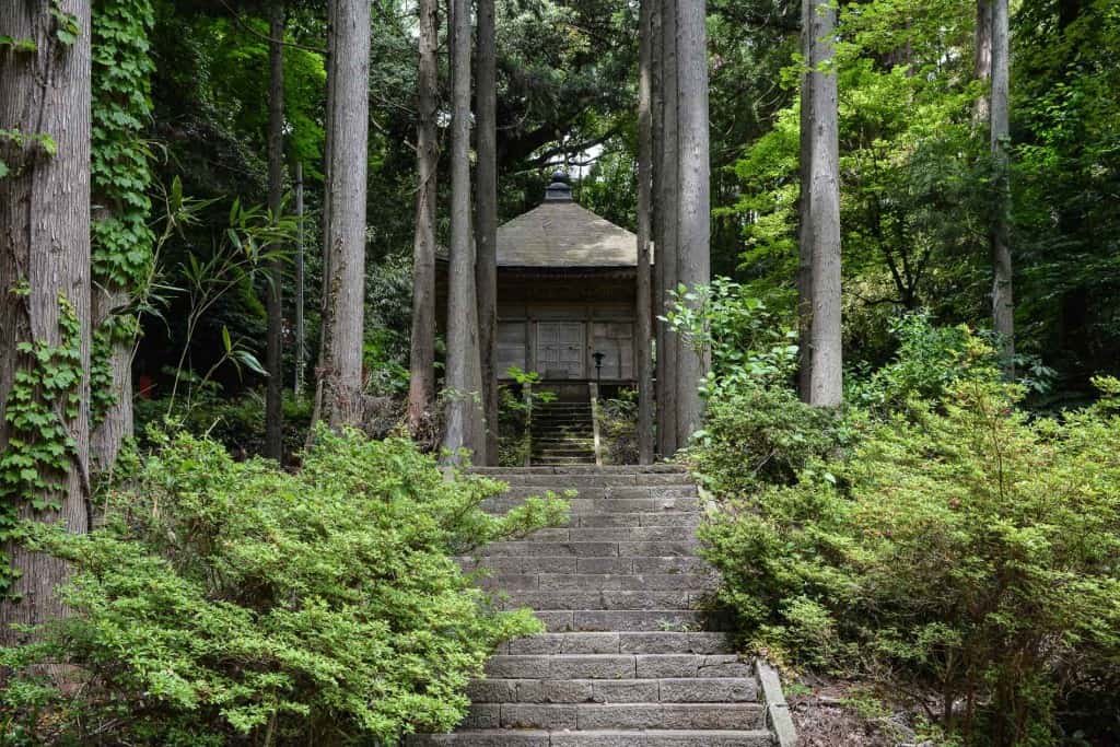 Rengebuji temple（蓮華峰寺) was founded by Kukai (Kobo Taishi, who is a founder of Shingon Buddhism) around 806. 