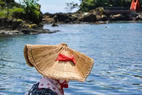 The boat driver wears the traditional dress, accompanied the same nice hat