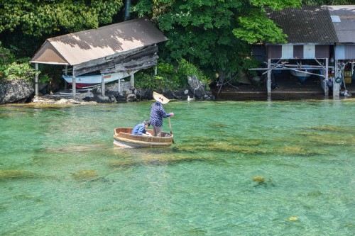 An especially unique feature of Sado Island is the tub boat (called tarai-bune in Japanese), a type of old Japanese fishing boat.