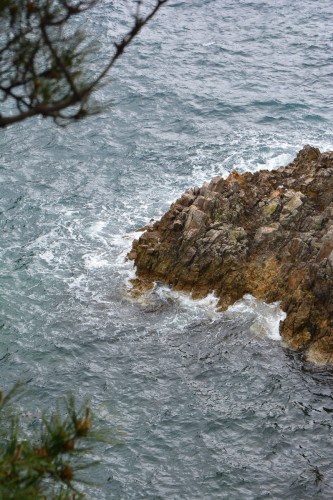 Senkakuwan Bay on Sado island offers a wild landscape of rocks eroded by the sea. 