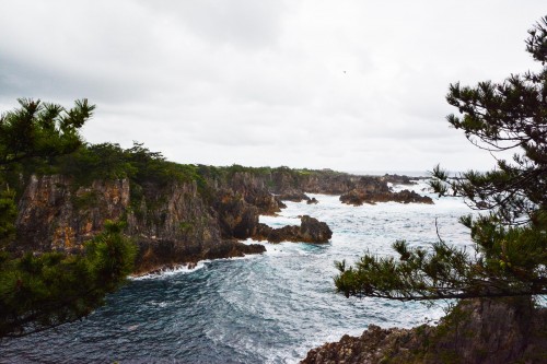 Senkakuwan Bay on Sado island offers a wild landscape of rocks eroded by the sea. 