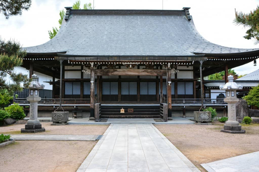 Enkou-ji temple is located on the canal of Hida Furukawa.