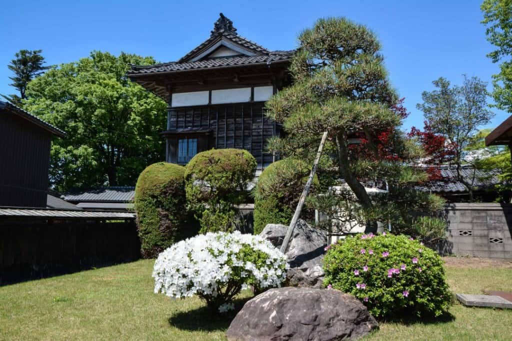 Azaeleas and Traditional Gardens in Murakami