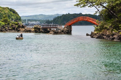 enjoy a tub-boat ride in the picturesque scenery of the Sado Geopark and Sado-Yahiko-Yoneyama Quasi-National Park.