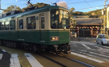 Enoden is running between Kamakura and Enoshima.