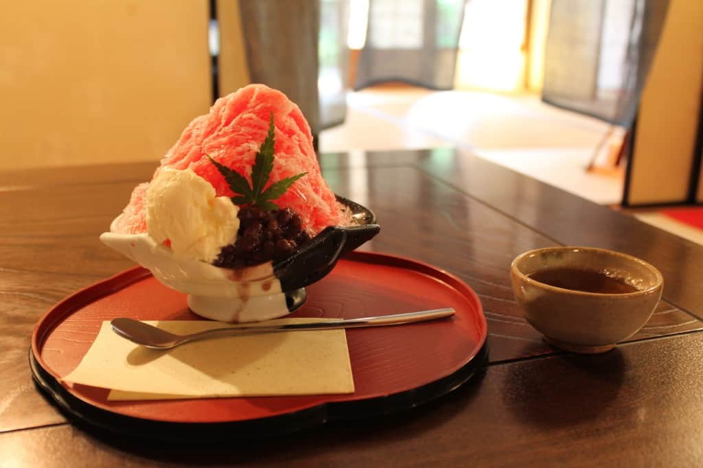 Ichigo (Strawberry) Shaved Ice and Tea.Kitsuki is a castle town in the Oita Prefecture, Kyushu. 