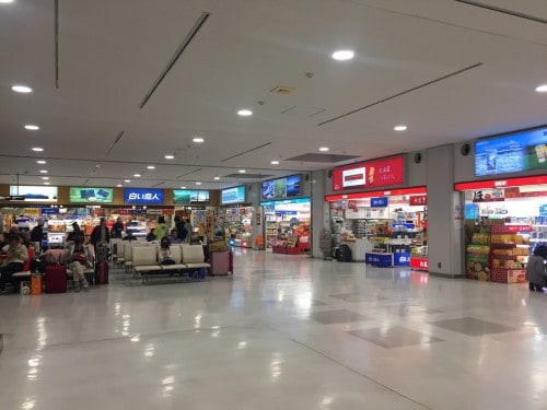 Departures/Area with Restaurants and Gift Stores