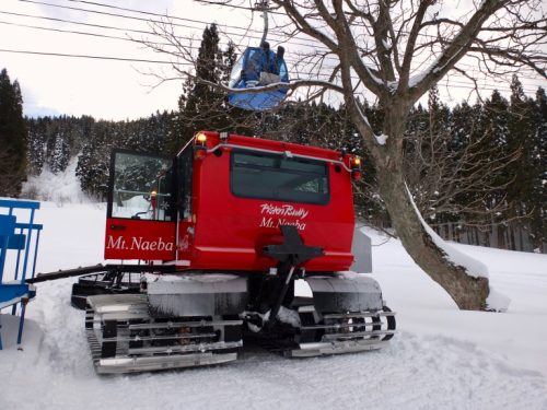 The snowcat and the DRAGONDOLA at Naeba.