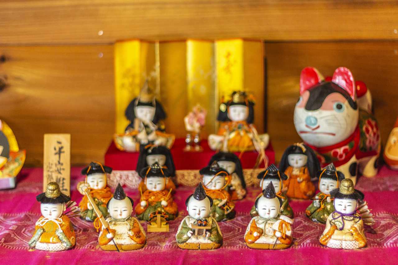 little japanese figurines and cat sculpture