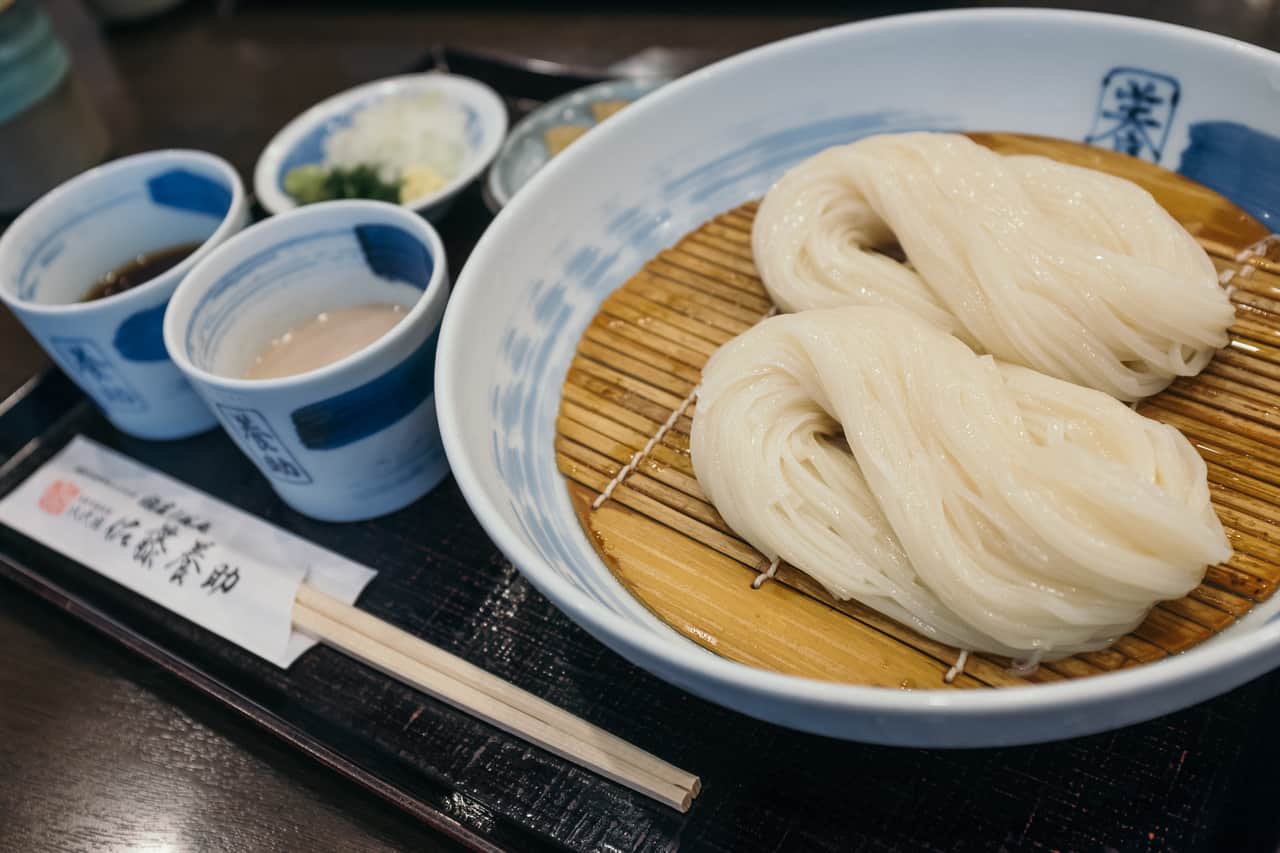 Inaniwa udon served cold with dipping sauces in Yuzawa city, Akita.