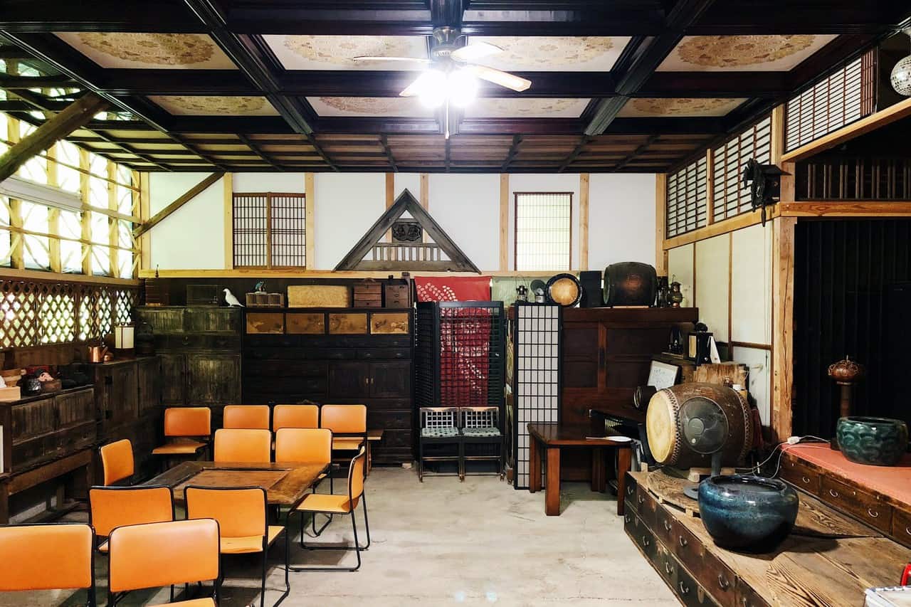 The main room of Botanchaya
