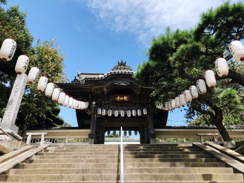 the entrance to Ryukuji Temple