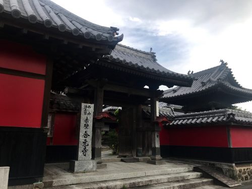 Nakatsu Walking Tour Gogan-ji Temple Nakatsu Red Wall