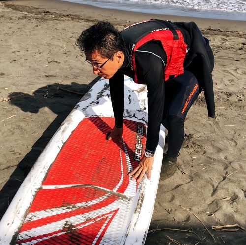 the instructor tells me how to stand on the board