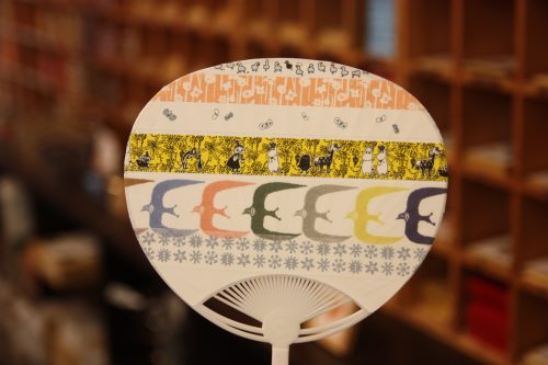 Customize your own fan for free at Nyochikudo in Kurashiki, Okayama.