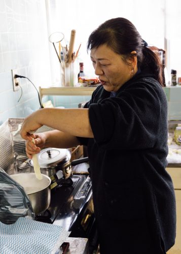 Yaseuma making demonstration at Nishinokubo in Oita.