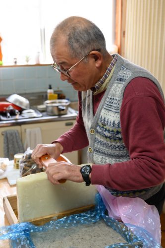 Kakimochi making demonstration at Nishinokubo in Taketa city.