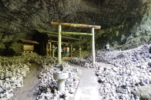 Amano Yasukarawa Cave shrine