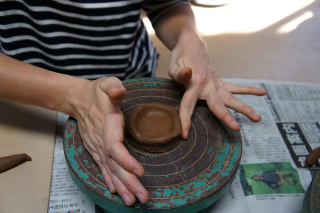 Pottery class, 2nd step: shaping the mug