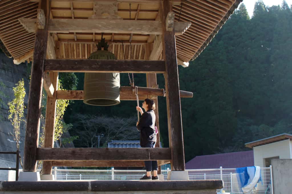 Clémentine ringing the bell of Zenriyuji temple in Kikuchi