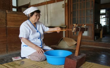 Mrs Igata, showing how to use a traditional tool to make somen noodles