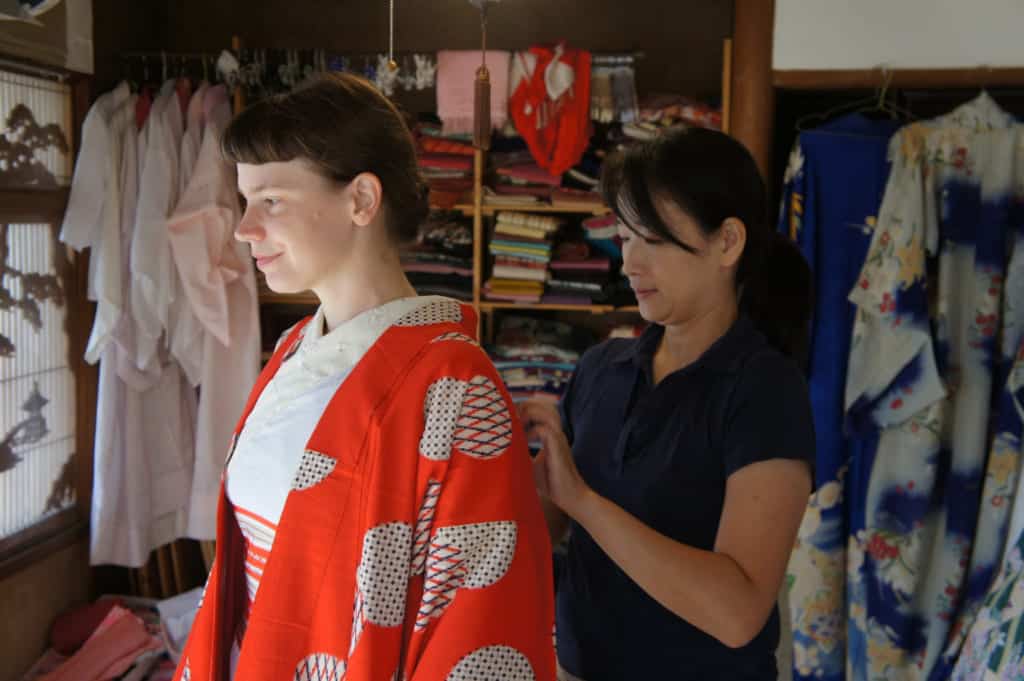Risa, adjusting Clémentine's kimono
