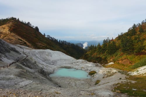 The jigoku kawarage and its small volcanic lake of a milky turquoise blue