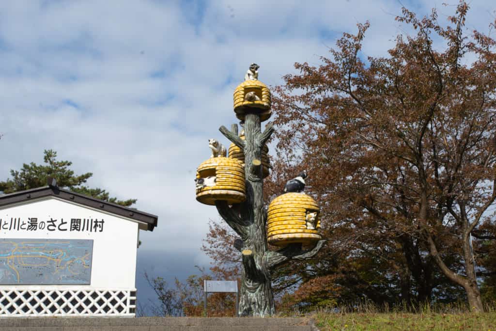 A statue of neko-chigura in Sekikawamura.