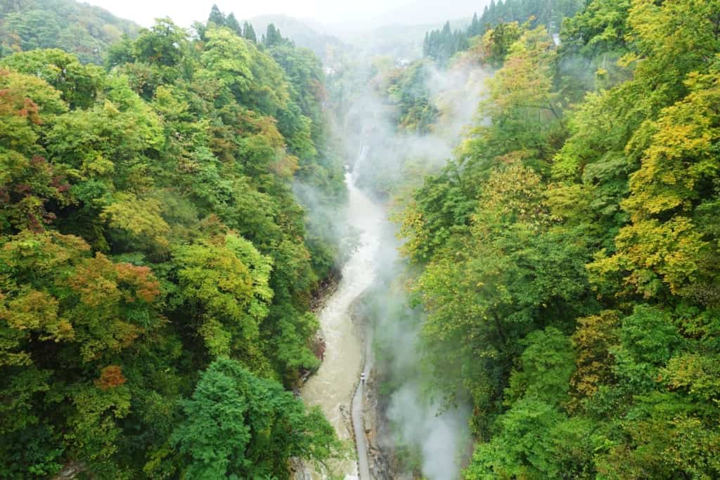 The Oyasukyo Gorge and its steam clouds that fade into lush nature