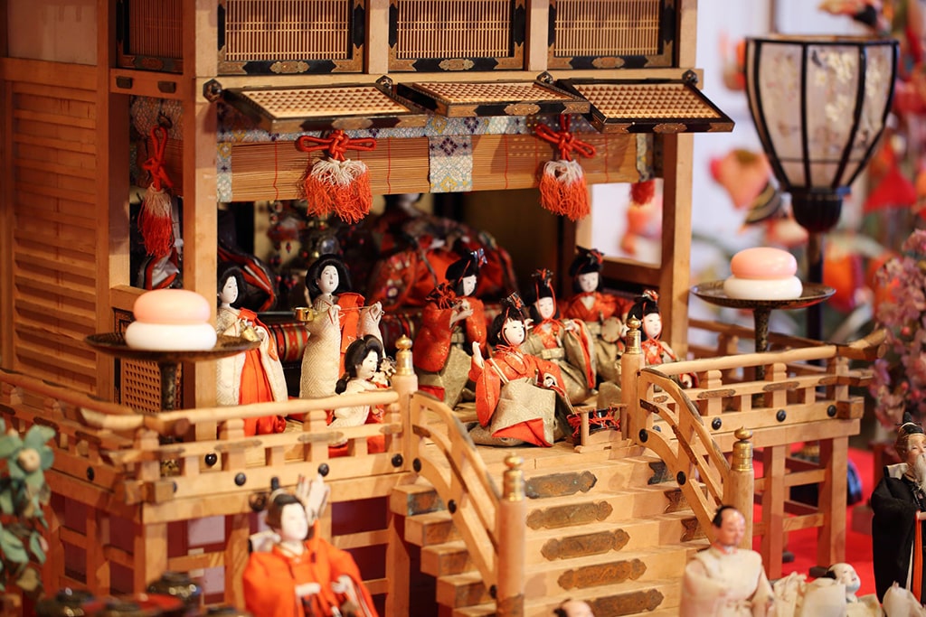 Details of traditional decorations of Hina Matsuri in Shizuoka: many small dolls in front of imperial couple