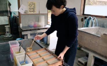 Mika customizing her Kurotani washi paper