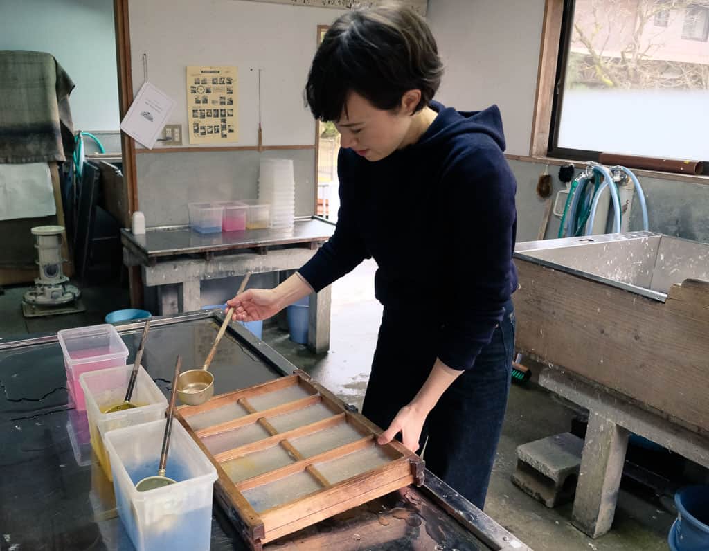 Mika customizing her Kurotani washi paper in Japan