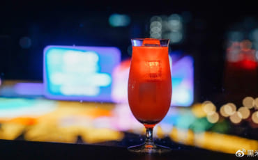Enjoy cocktails at Diamond Turn Buffet Restaurant