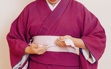 Tie the date-jime in the front of the kimono