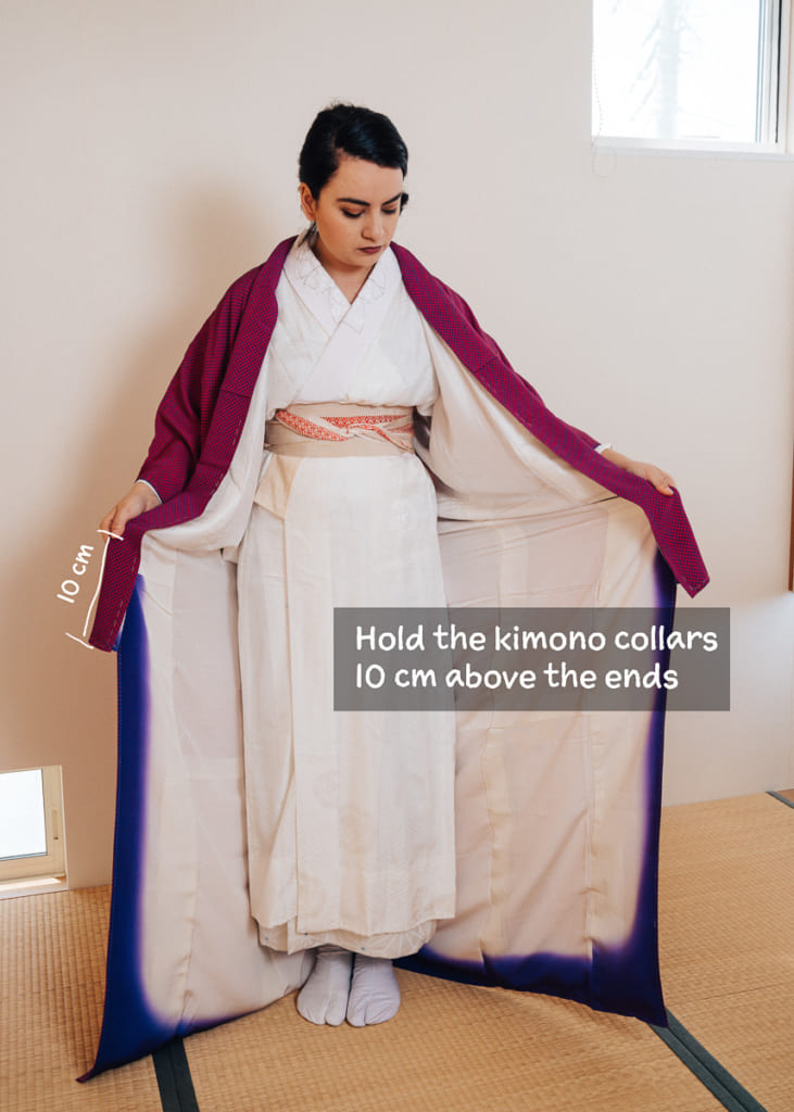hold kimono 10 cm above the end of the collar