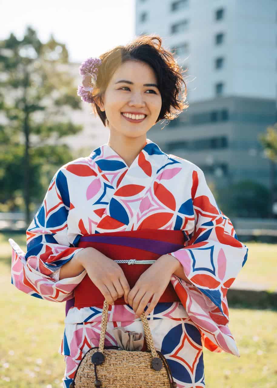 girl in yukata with hanhaba obi