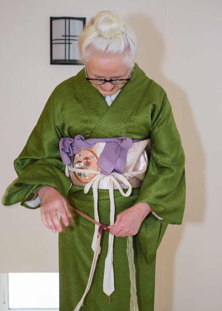 tie the himo low on your body to hold the taiko loop in the right shape