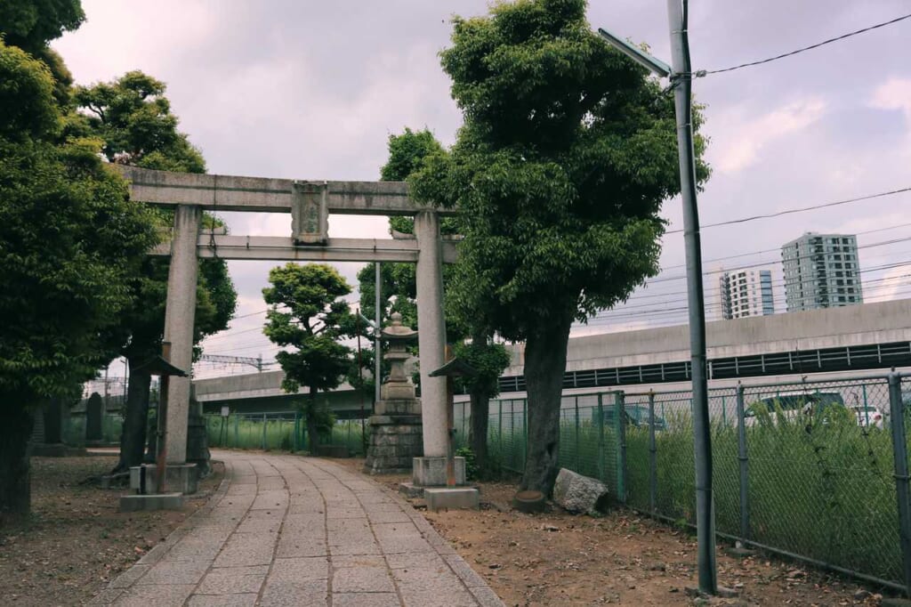 The hidden entrance between train rails of the Hachiman shrine in Akabane