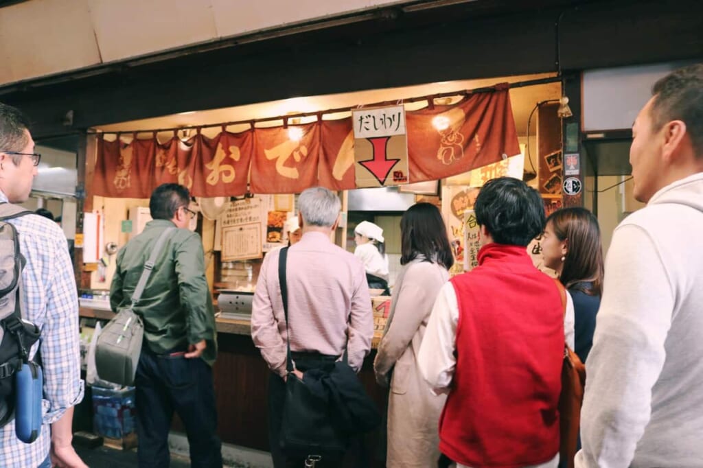 People waiting to eat at Maruken Suisan 