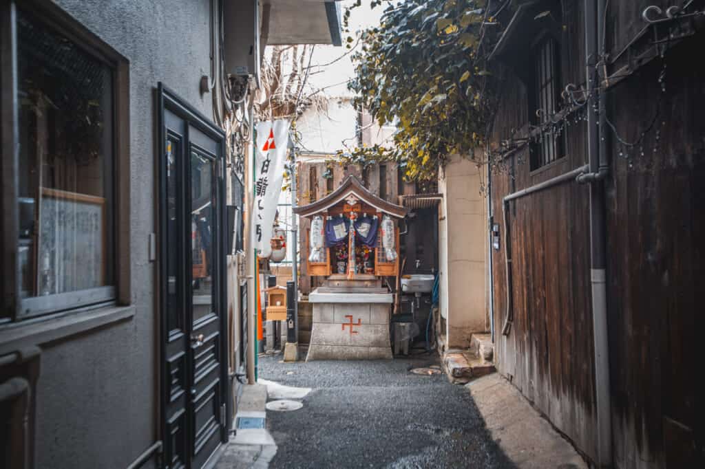 Hakuryu Okami at the end of the alley