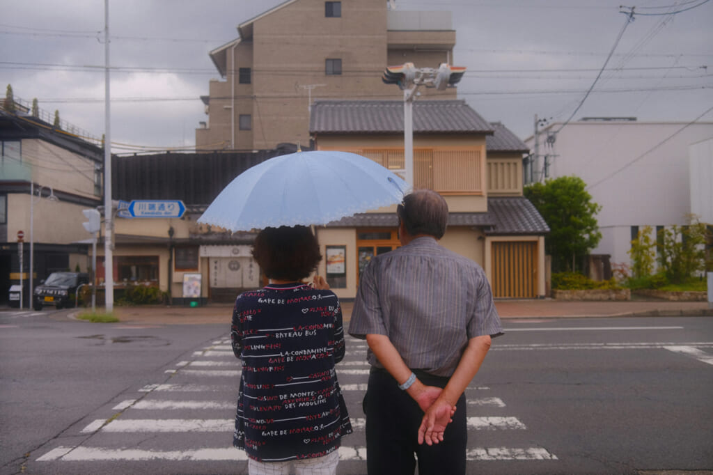 Two japanese people saying gomennasai to each other