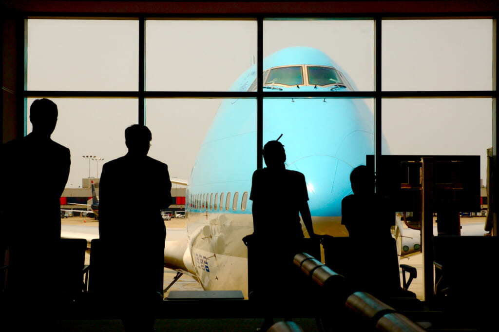 Passengers warh a Korean Air airplane in Narita Airport