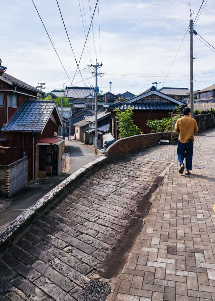 A stroll through the old streets of Ojika town.