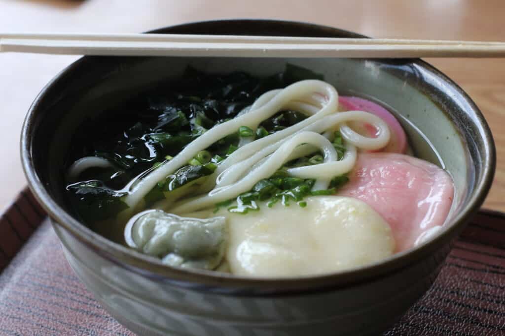 A bowl of udon with mochi