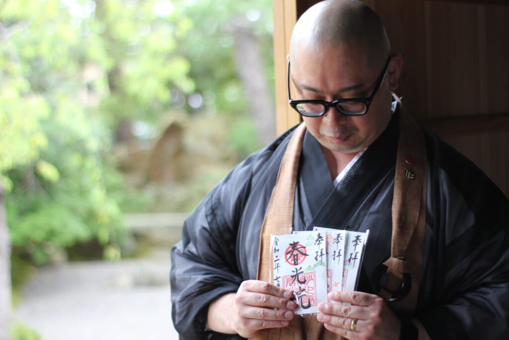 The monk from Shunkoin temple holding some goshuin