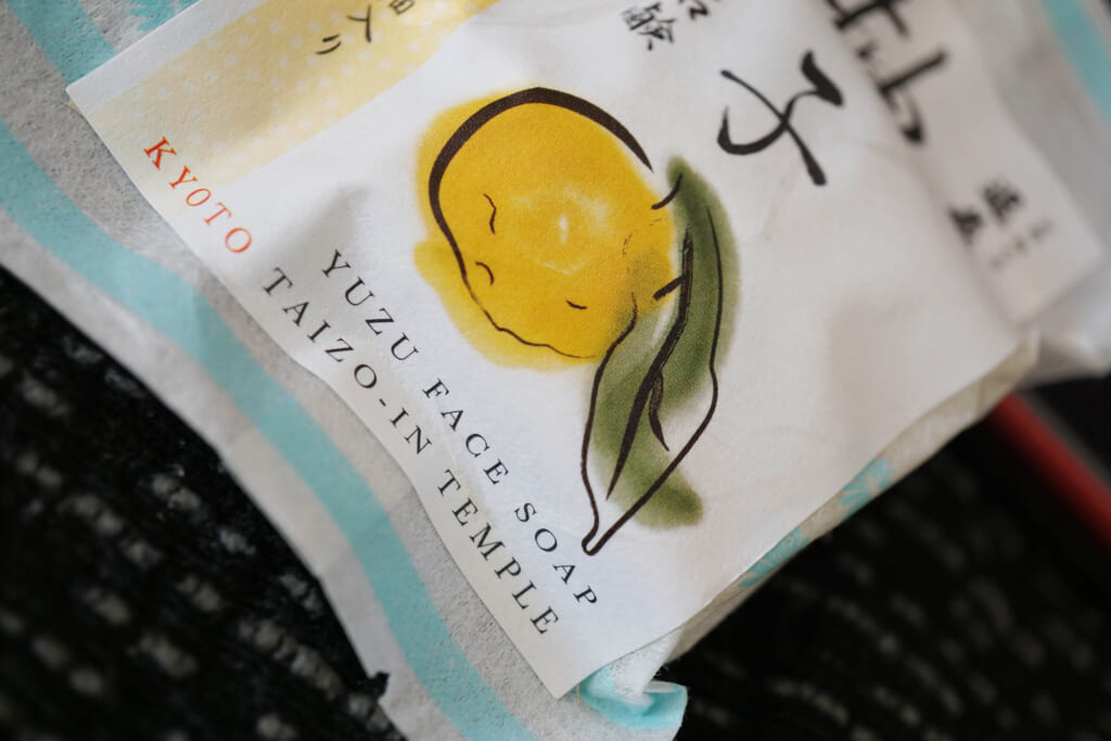 Detail of the yuzu soap included in the box