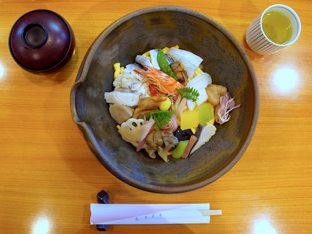 Barazushi served in a clay bowl