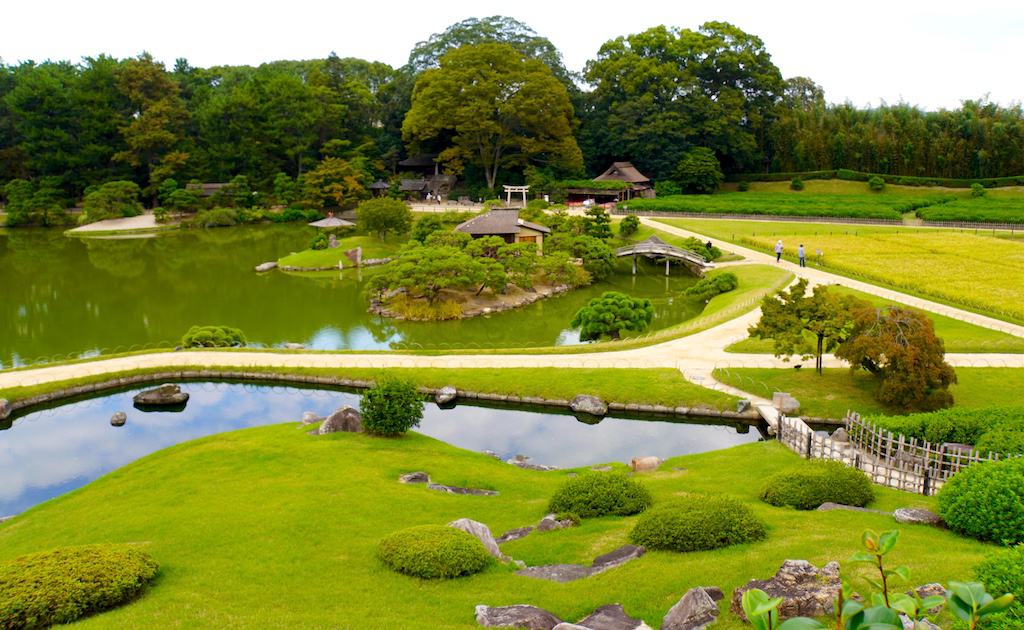 Central view of Jigen-do torii behind Sawa-no-ike Pond