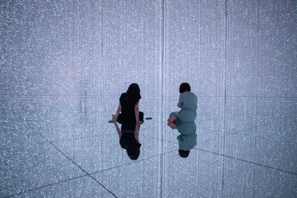 Two girls in The Infinite Crystal Universe in TeamLab planets